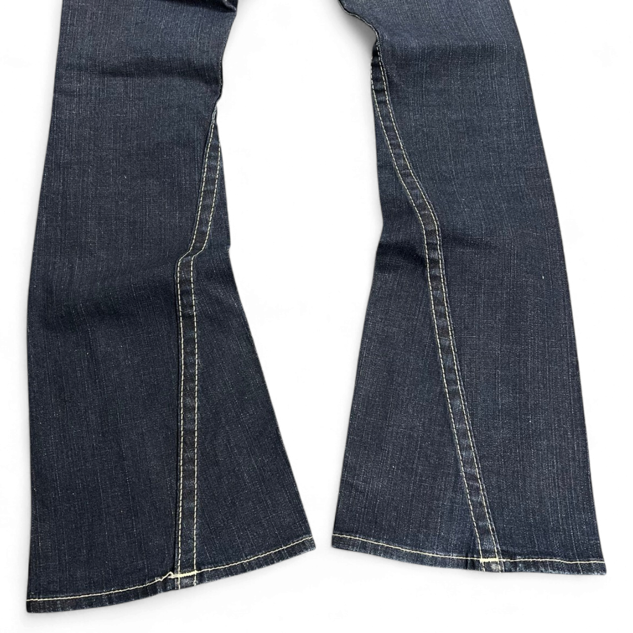 TWC Vintage True Religion Joey Bootcut Jeans in Dunkelblau mit markanten hellen Kontrastnähten am Beinabschluss