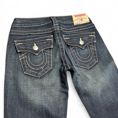 TWC Vintage True Religion Joey Bootcut Jeans in dunkelblauem Denim mit markanten Kontrastnähten und Gesäßtaschen