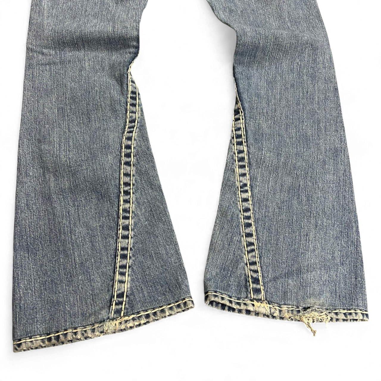 TWC Vintage True Religion Joey Super T Bootcut Jeans in blau mit markanten hellen Kontrastnähten am Beinabschluss