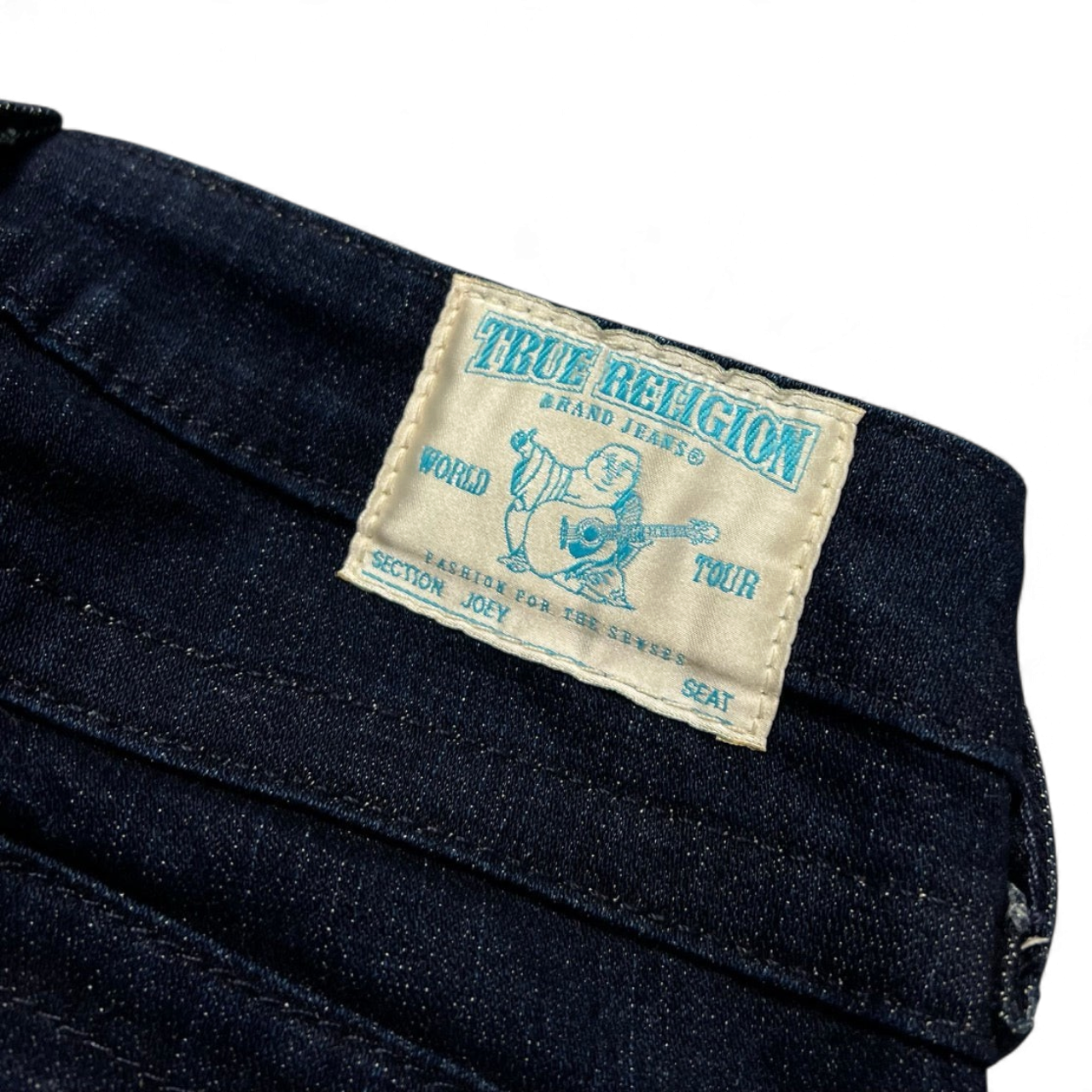 TWC Vintage True Religion Joey Bootcut Jeans mit blauem Markenlogo-Etikett auf dunkelblauem Denim
