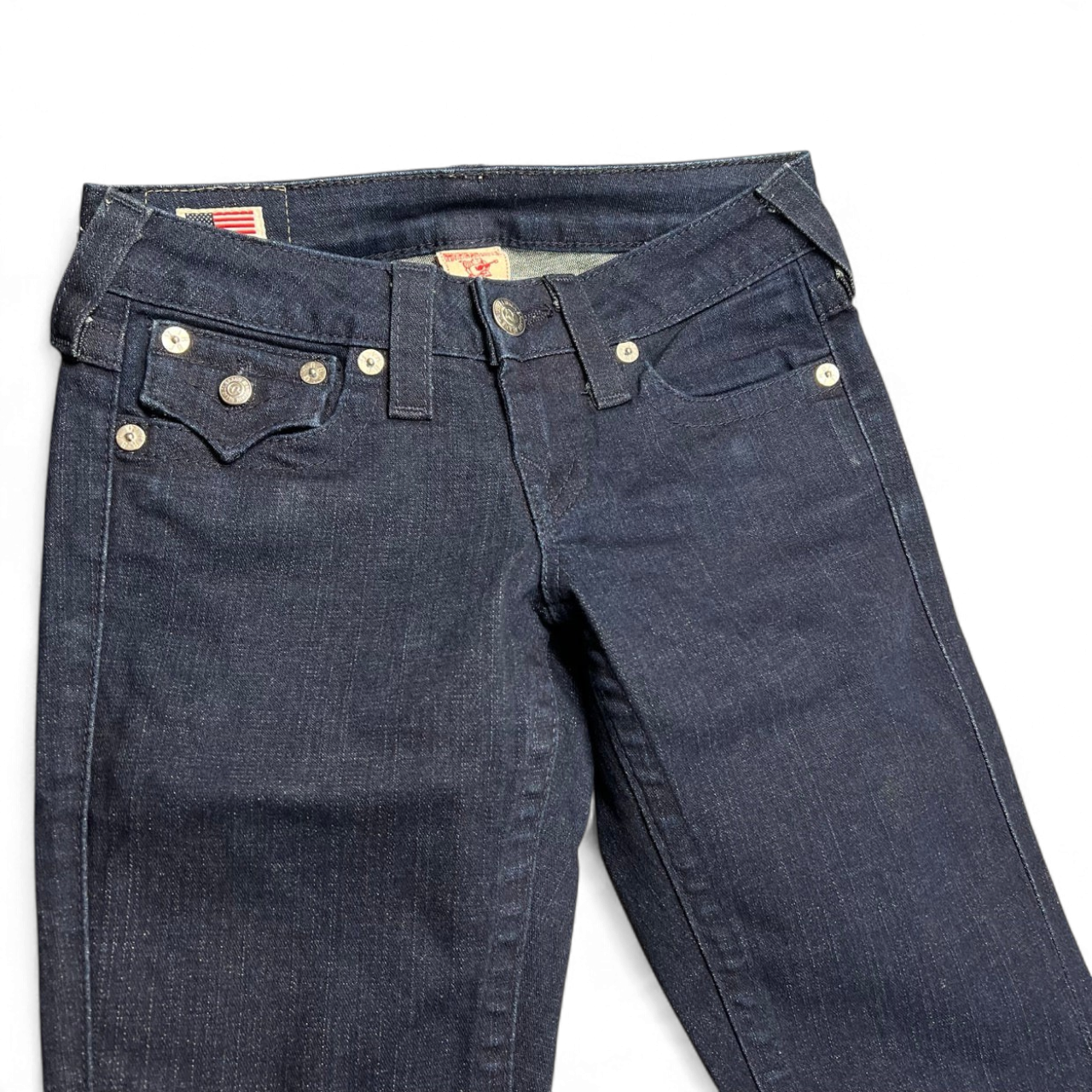 TWC Vintage True Religion Joey Bootcut Jeans in dunkelblauem Denim mit charakteristischen Nieten und Flaggen-Label