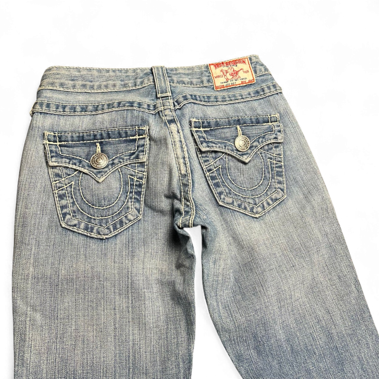 TWC Vintage Damen True Religion Joey Big T Bootcut Jeans in verwaschenem Blau mit markanten Gesäßtaschen
