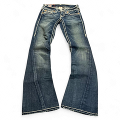 TWC Vintage Damen True Religion Joey Super T Bootcut Jeans in verwaschenem Blau mit markanten weißen Kontrastnähten.