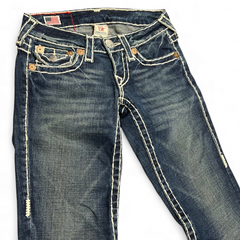 TWC Vintage Damen True Religion Joey Super T Bootcut Jeans in verwaschenem Blau mit markanten hellen Kontrastnähten