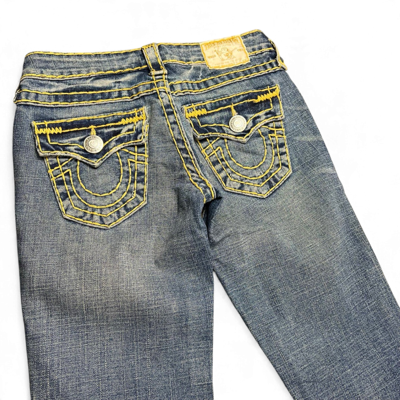 TWC Vintage Damen True Religion Bootcut Jeans in Blau mit markanten gelben Kontrastnähten und Gesäßtaschen
