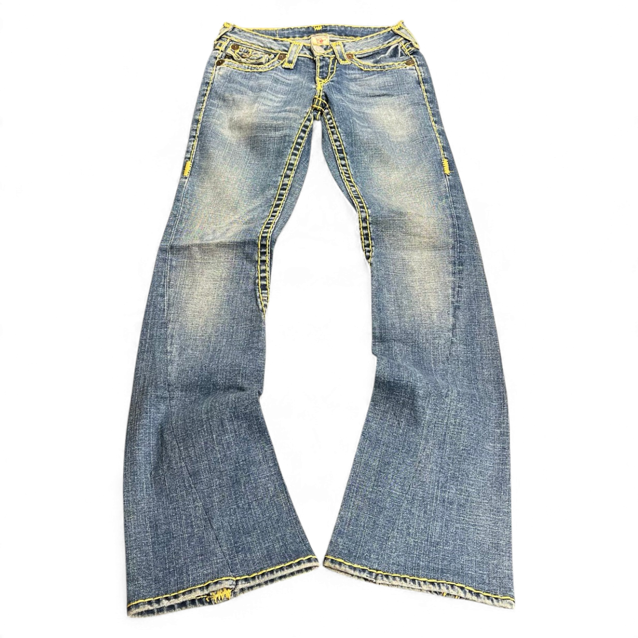 TWC Vintage Damen True Religion Bootcut Jeans in verwaschenem Blau mit markanten gelben Kontrastnähten