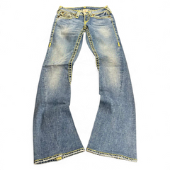 TWC Vintage Damen True Religion Bootcut Jeans in verwaschenem Blau mit markanten gelben Kontrastnähten