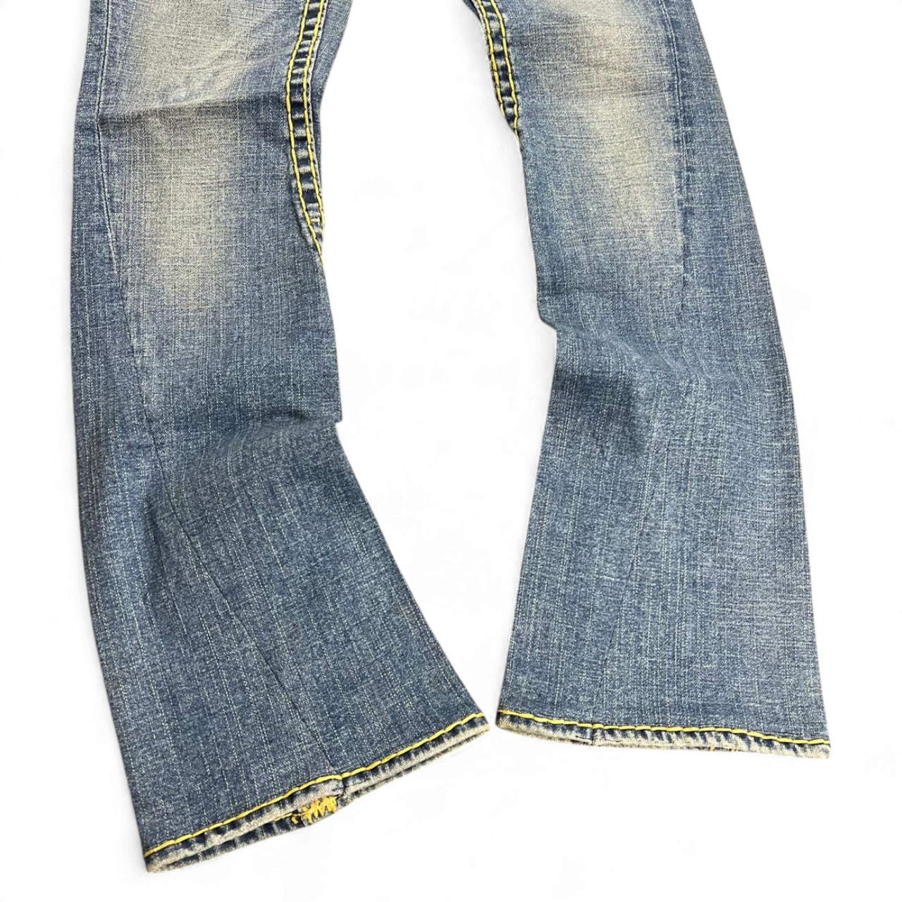TWC Vintage Damen True Religion Bootcut Jeans in Blau mit markanten gelben Kontrastnähten