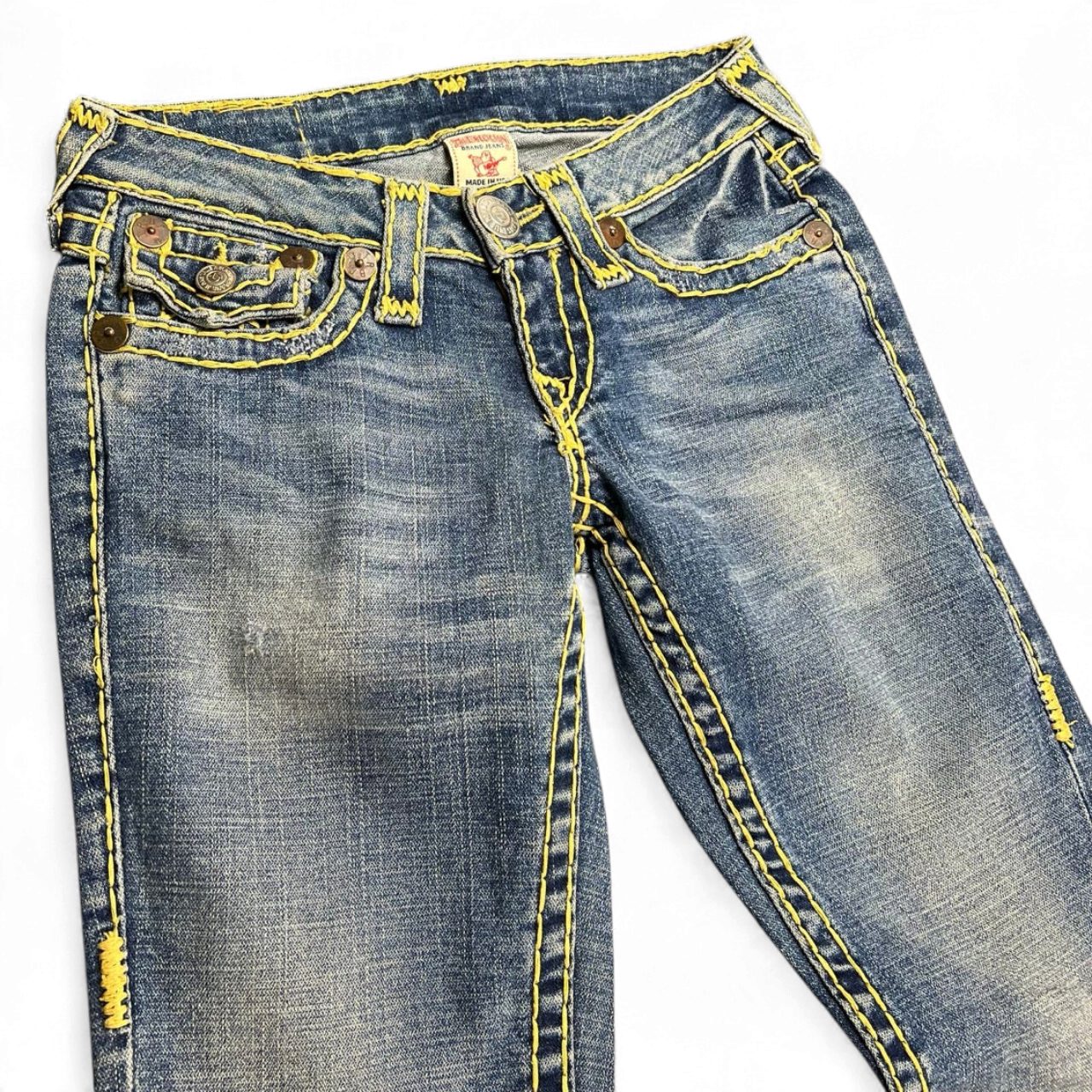 TWC Vintage Damen True Religion Bootcut Jeans in Blau mit markanten gelben Kontrastnähten und Vintage-Waschung