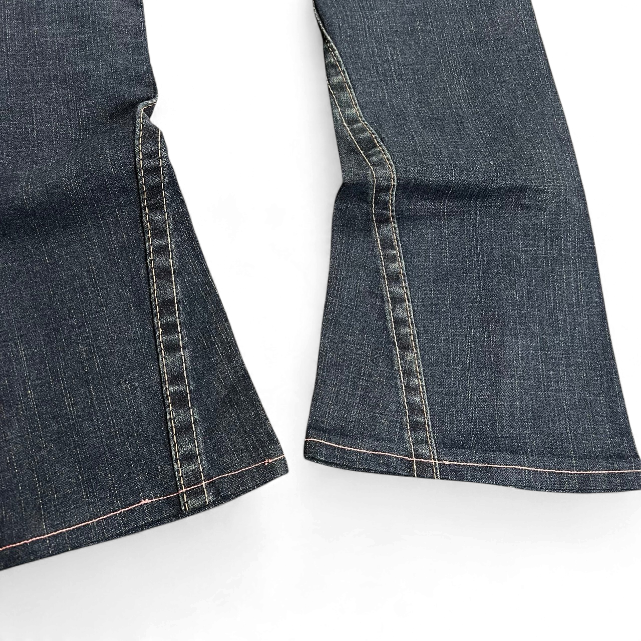 TWC Vintage Damen True Religion Joey Bootcut Jeans in Dunkelblau mit markanten Kontrastnähten am Beinabschluss
