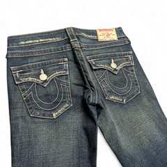 TWC Vintage True Religion Joey Bootcut Jeans in Dunkelblau mit charakteristischen Taschenklappen und Kontrastnähten