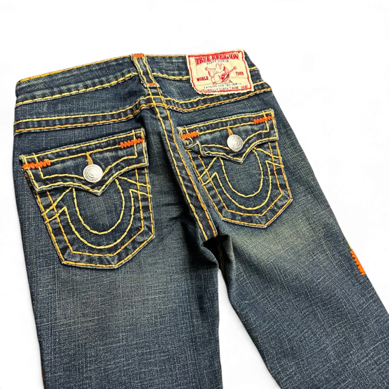TWC Vintage True Religion Billy Super T Jeans in Dunkelblau mit markanten gelben und orangen Kontrastnähten