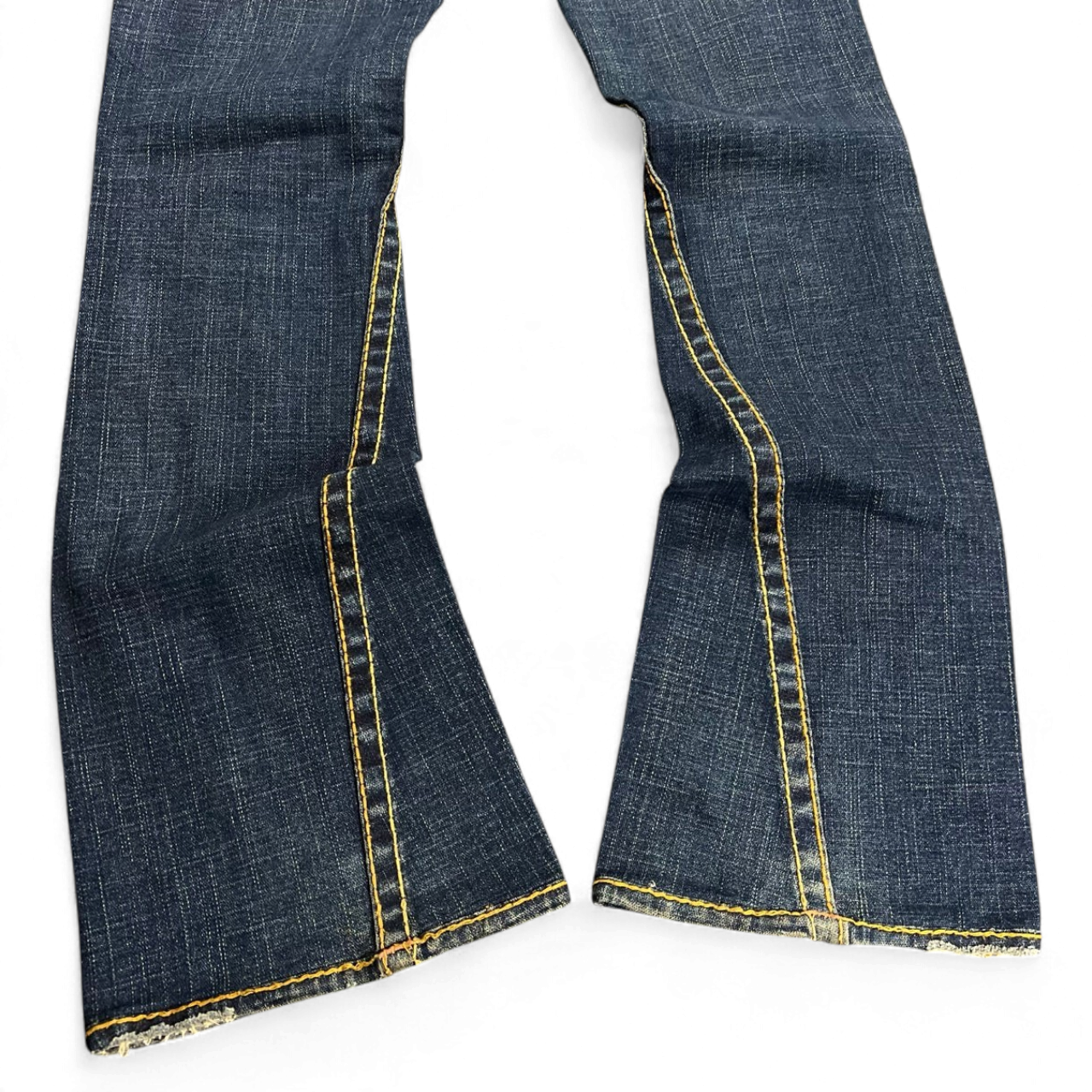 TWC Vintage True Religion Joey Bootcut Jeans in dunkelblauem Denim mit markanten gelben Kontrastnähten
