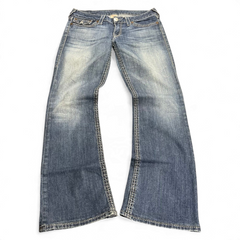 TWC Vintage Damen True Religion Bootcut-Jeans in verwaschenem Blau mit markanten Kontrastnähten und hohem Bund