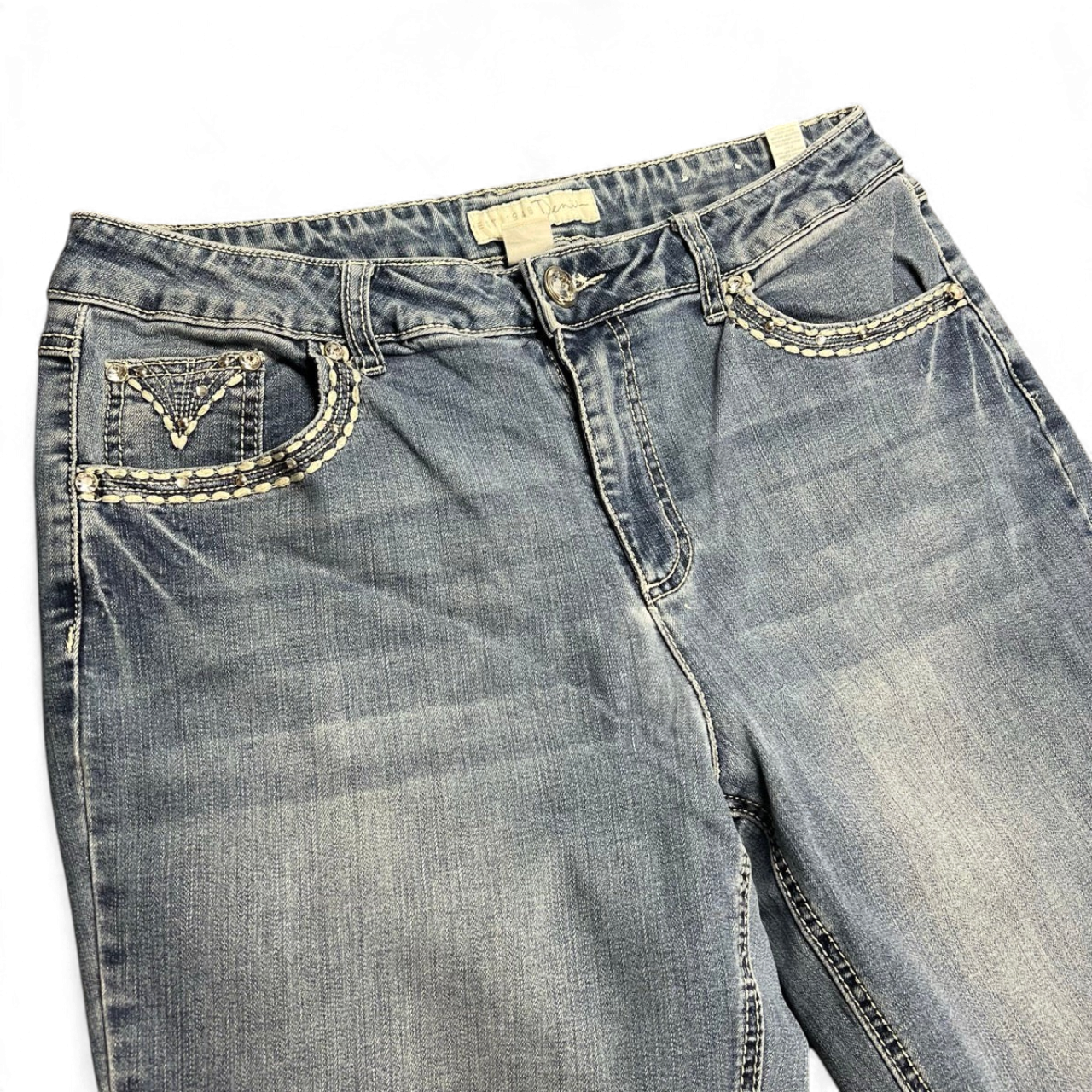 TWC Vintage Damen Y2K Bootcut Jeans in verwaschenem Blau mit dekorativen Stickereien an den Vordertaschen