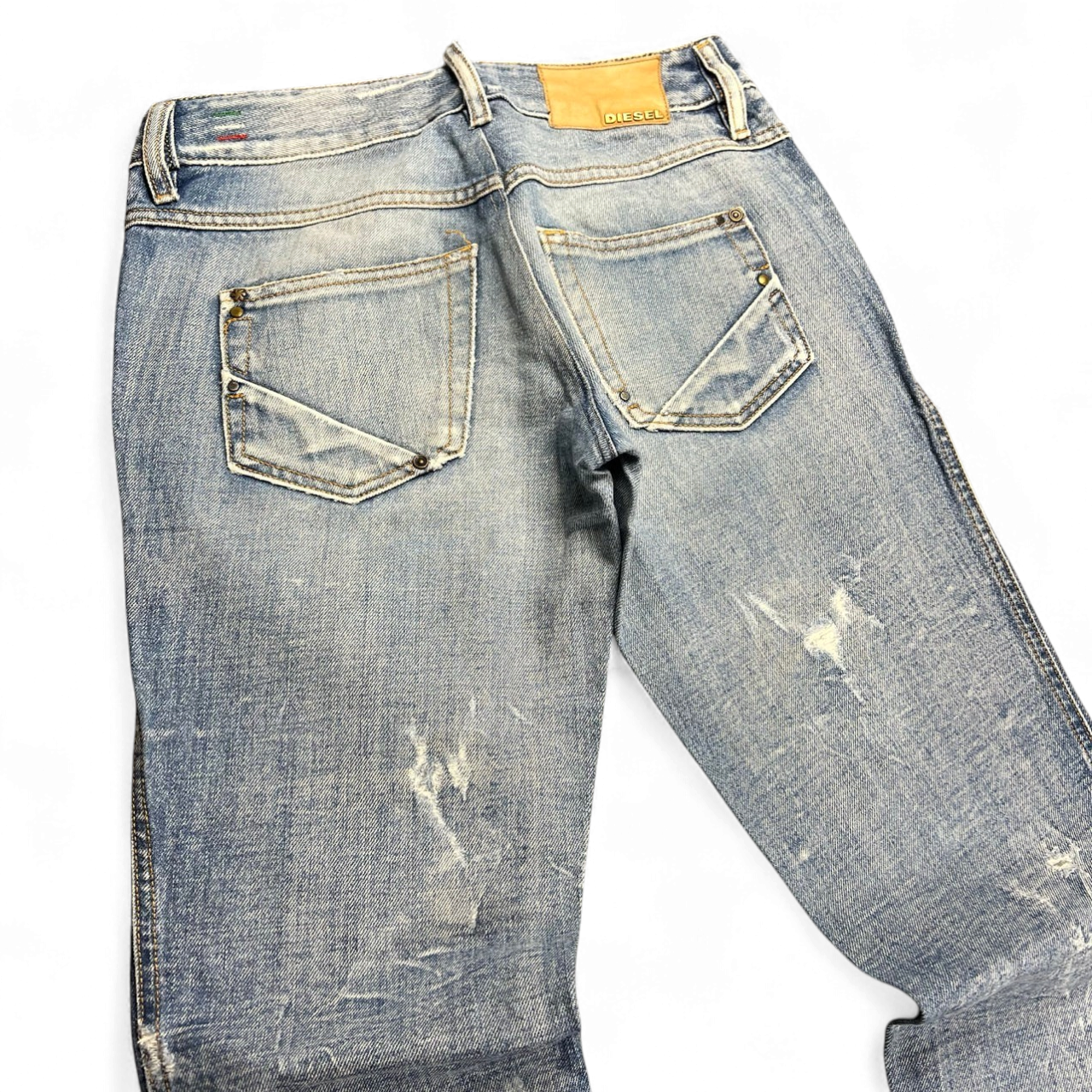 TWC Vintage Diesel Lhela Straight Damenjeans in hellem Denim mit Used-Optik und Leder-Patch auf der Rückseite