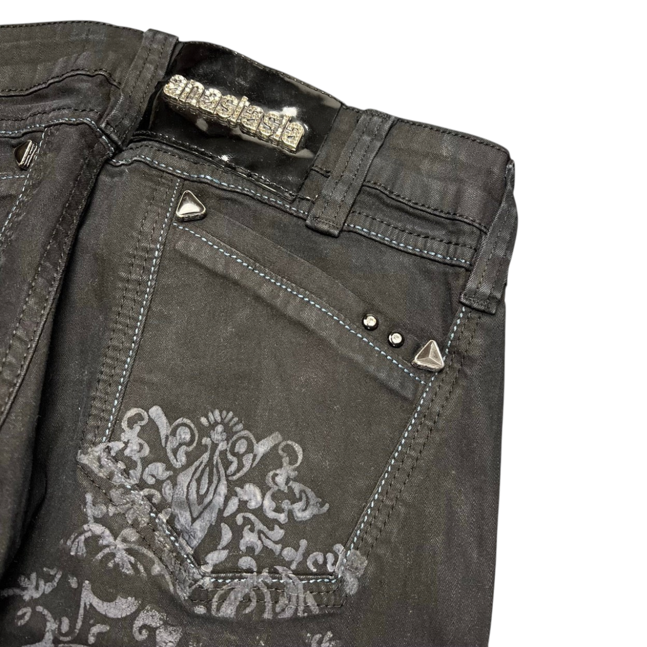 TWC Vintage Anastasia Damen Bootcut Jeans in Schwarz mit Nieten und floralem Muster im Y2K-Stil