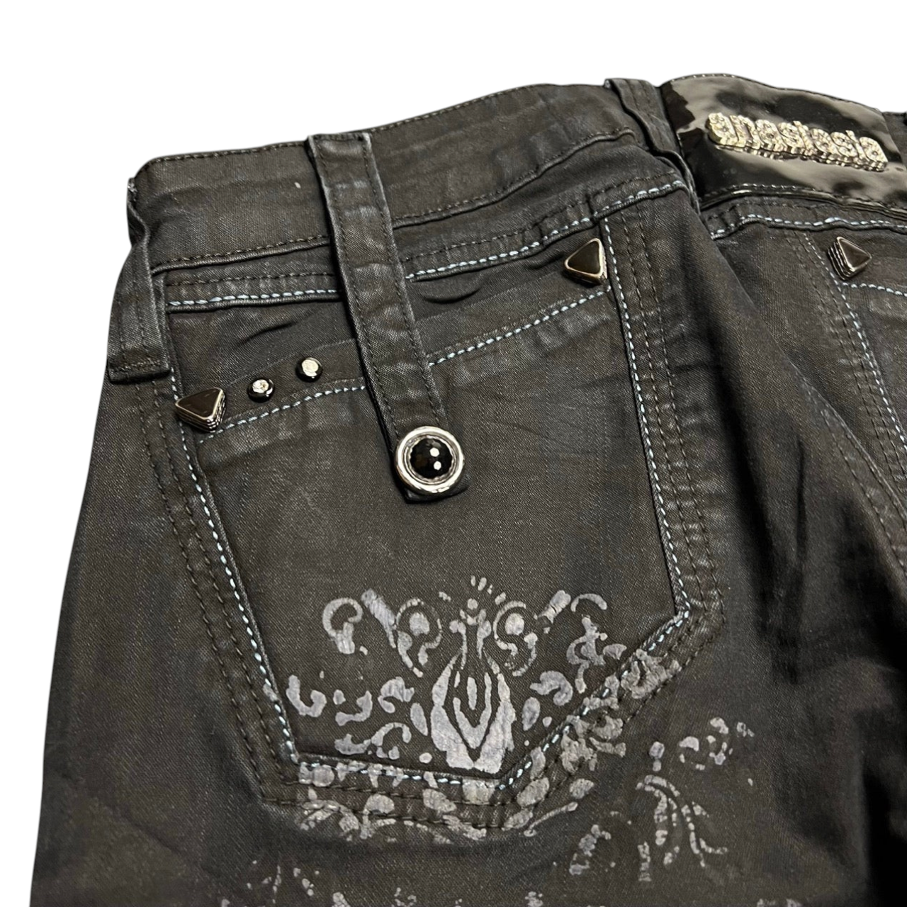 TWC Vintage Anastasia Y2K Bootcut-Jeans in Schwarz mit Nieten und floralem Print auf der Gesäßtasche