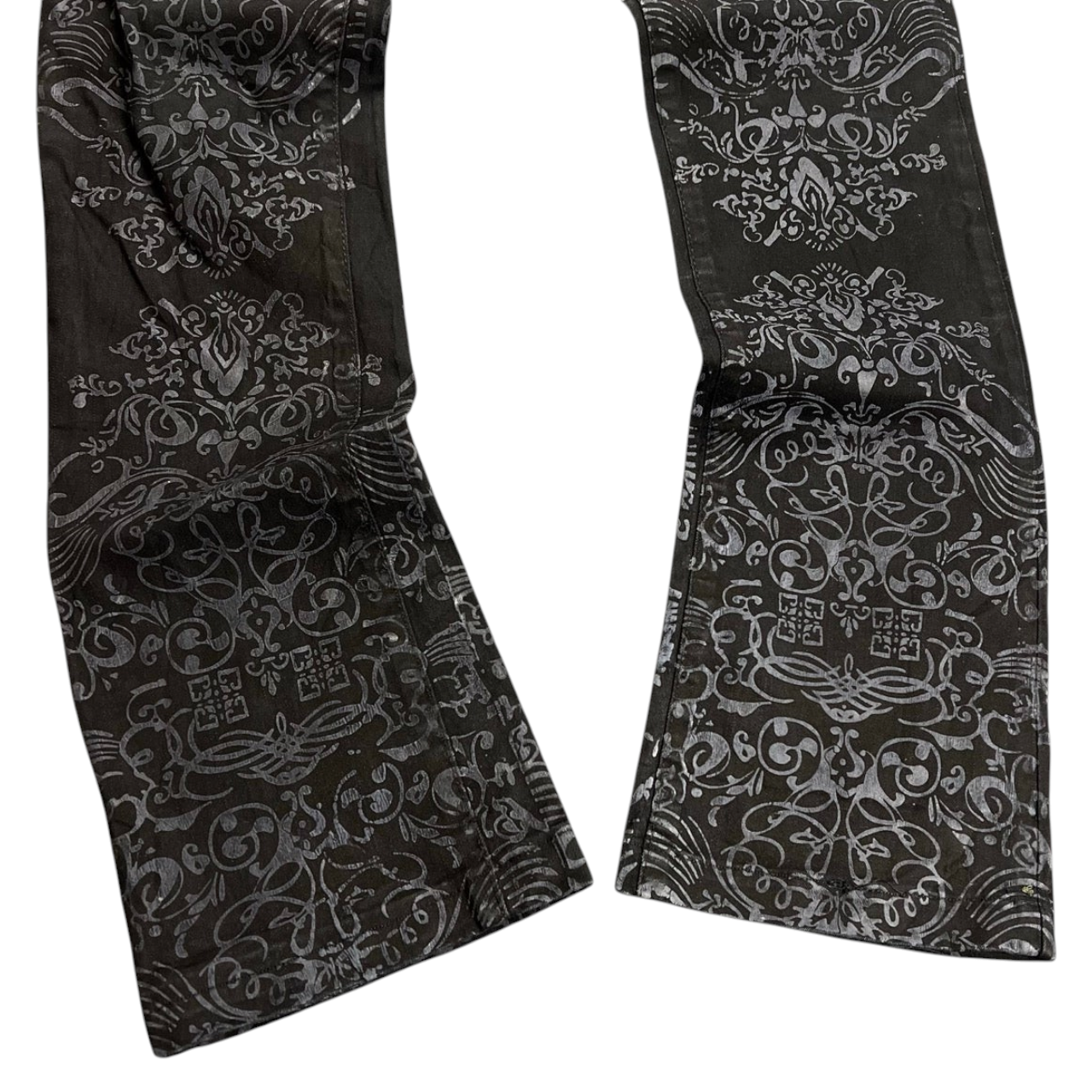 TWC Vintage Damen Anastasia Bootcut Jeans in Schwarz mit grauem Barock-Muster im Y2K-Stil