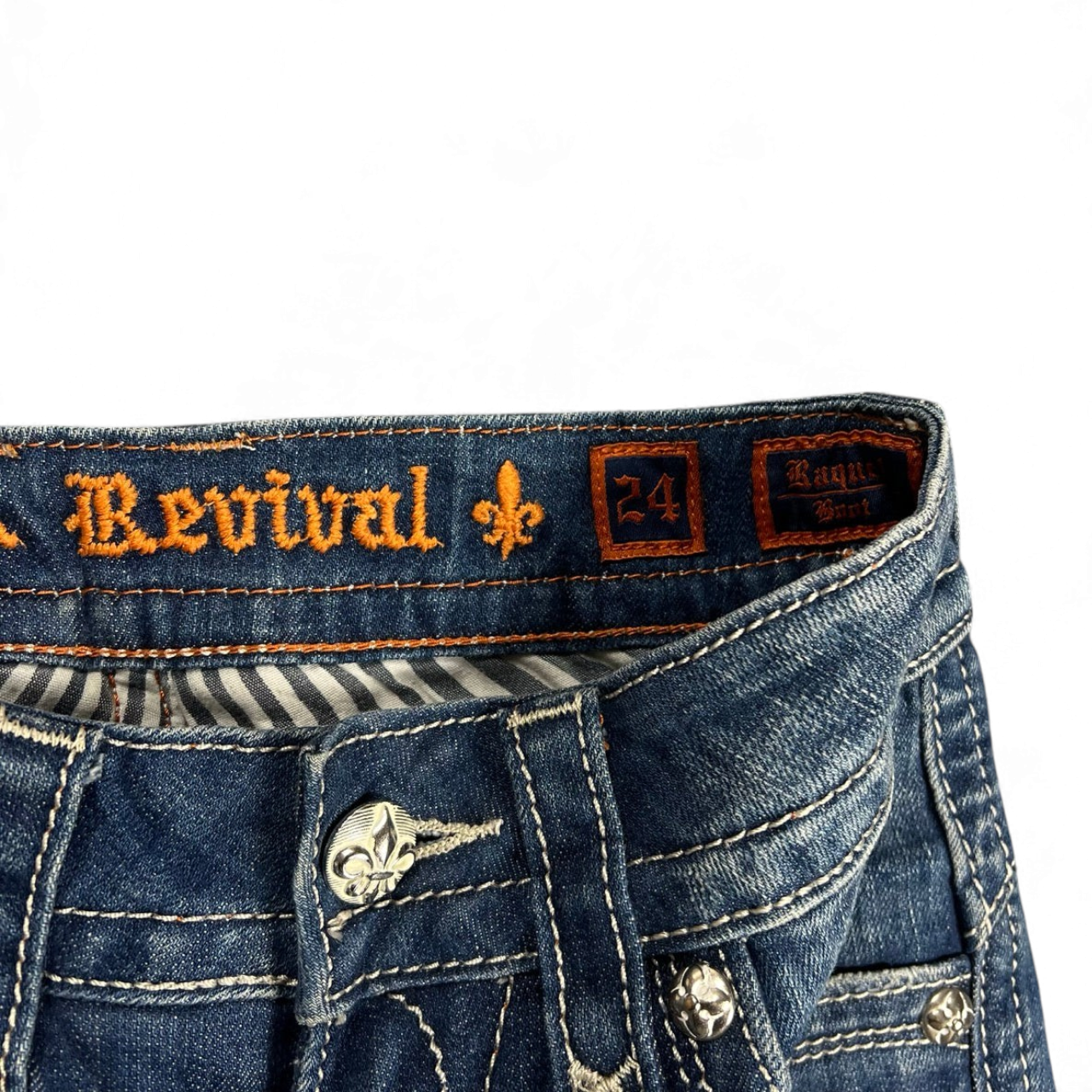 TWC Vintage Rock Revival Bootcut Jeans mit blauer Waschung, Stickereien am Bund und silbernen Zierknöpfen