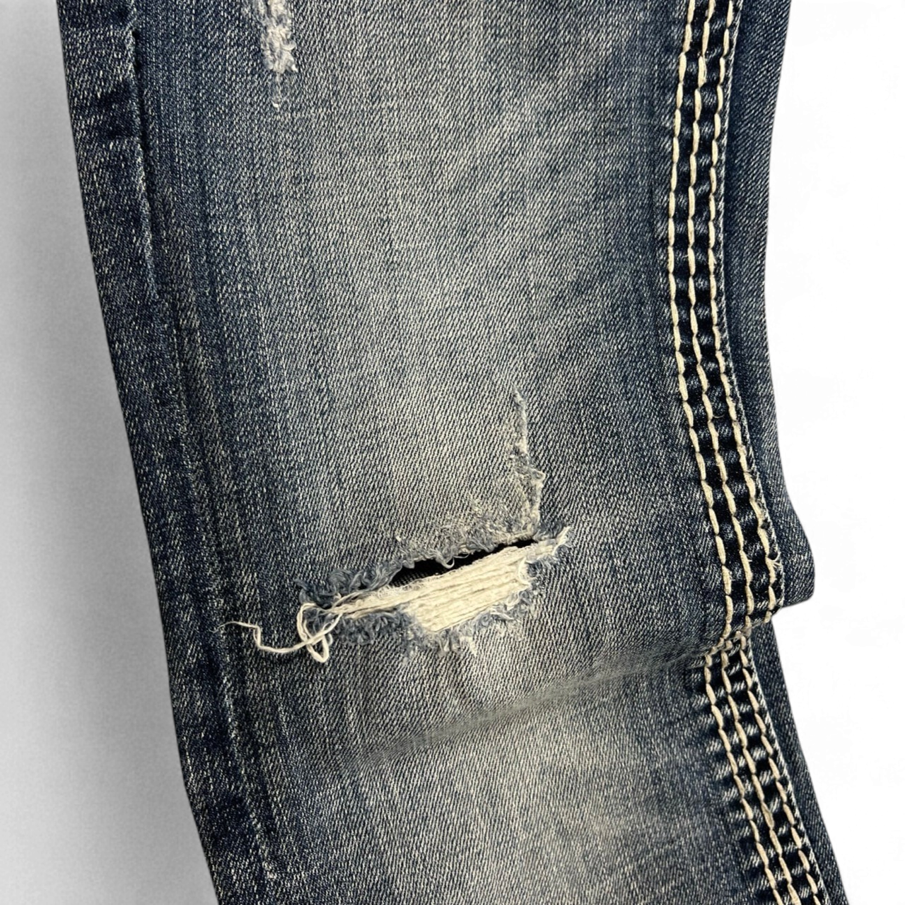 TWC Vintage Rock Revival Bootcut Jeans in Blau mit Distressed-Details und markanten hellen Ziernähten