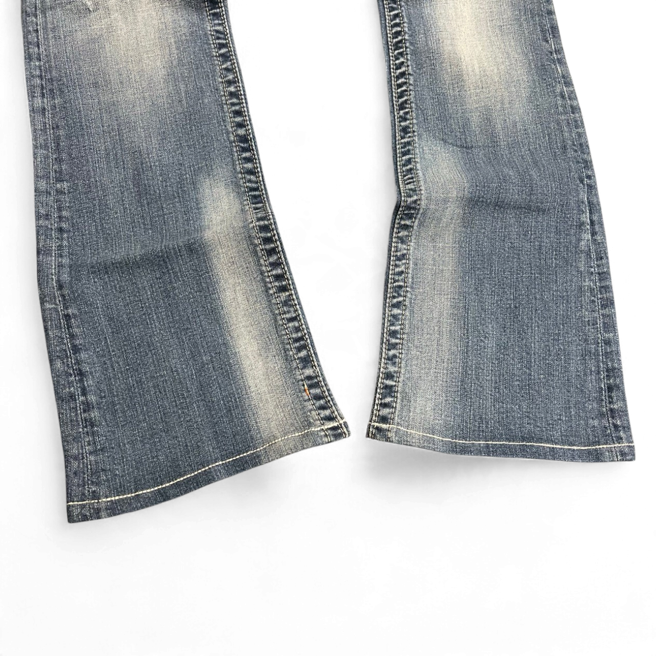 TWC Vintage Damen Rock Revival Bootcut Jeans in verwaschenem Blau mit markanten Nähten und ausgestelltem Bein