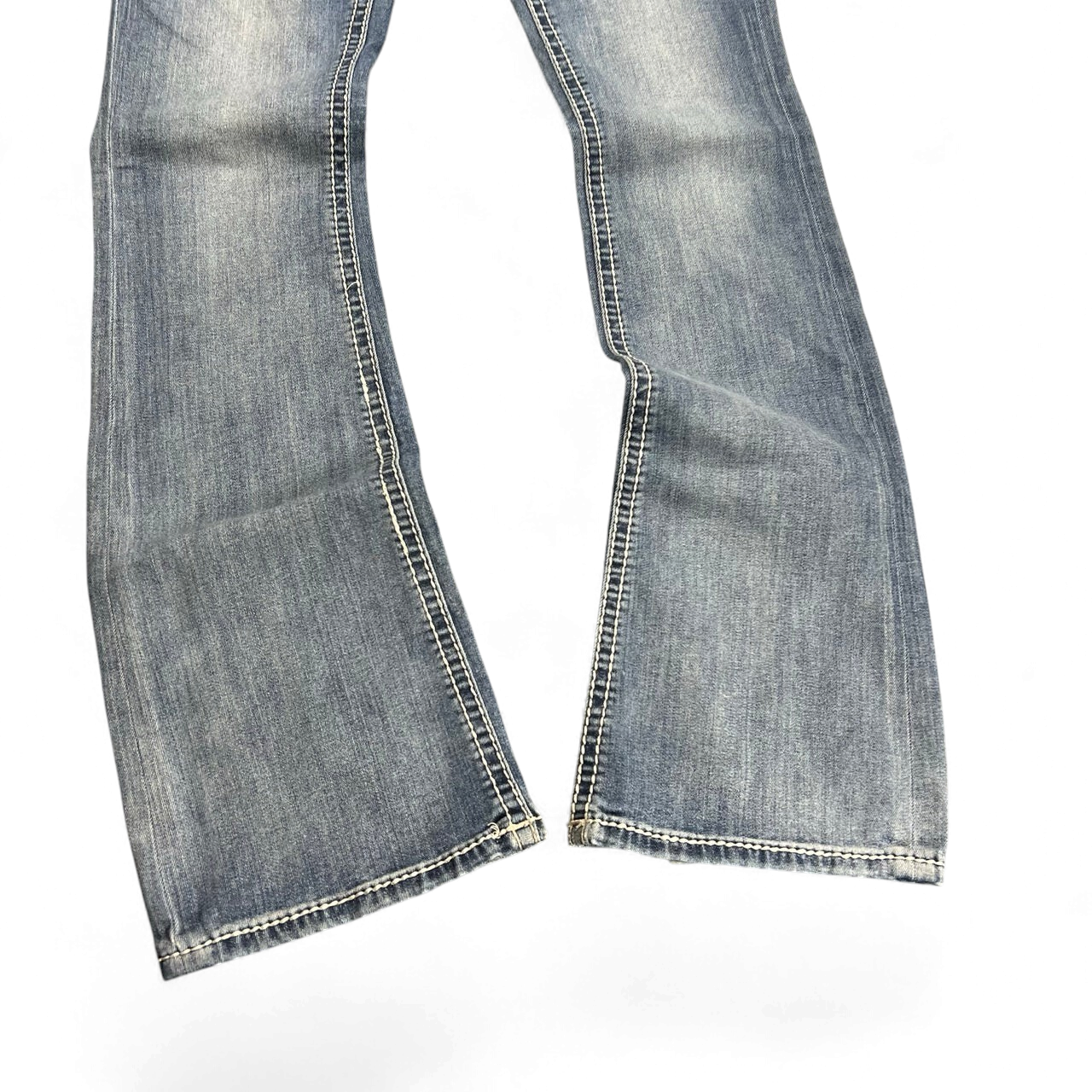 TWC Vintage Damen Rock Revival Bootcut Jeans in verwaschenem Blau mit markanten hellen Ziernähten