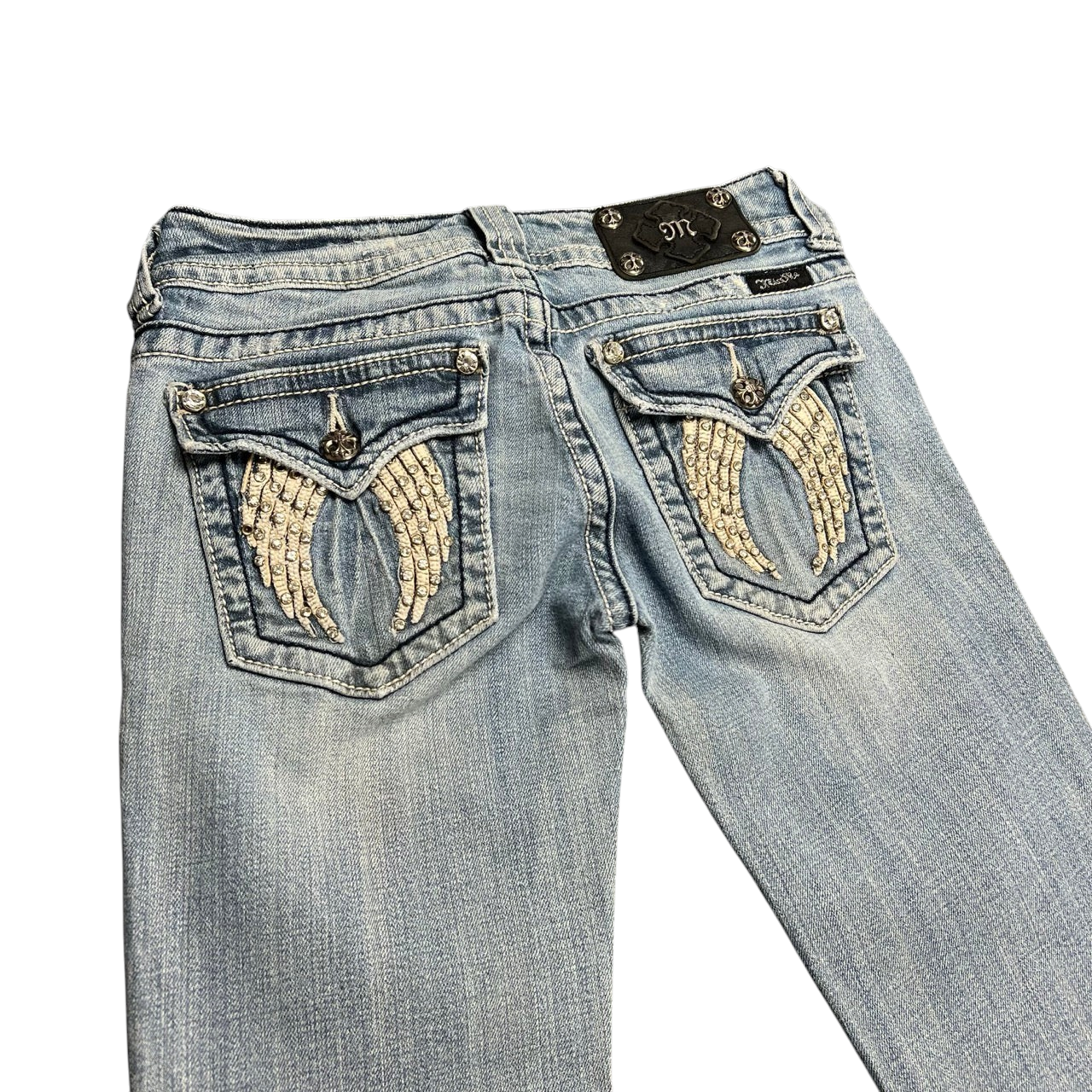 TWC Vintage Miss Me Bootcut Jeans in hellblauem Denim mit verzierten Engelsflügeln auf den Gesäßtaschen