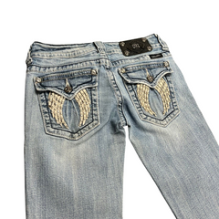 TWC Vintage Miss Me Bootcut Jeans in hellblauem Denim mit verzierten Engelsflügeln auf den Gesäßtaschen