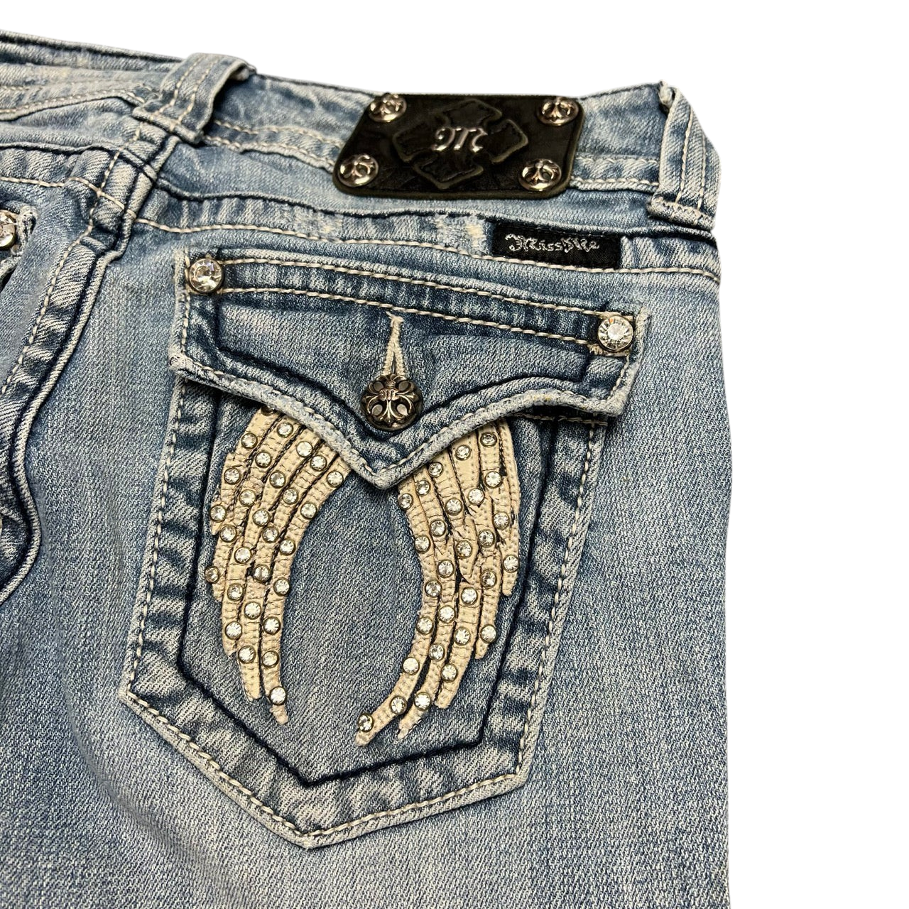 TWC Vintage Miss Me Damen Bootcut Jeans in Hellblau mit aufwendig bestickter Flügel-Gesäßtasche und Strasssteinen