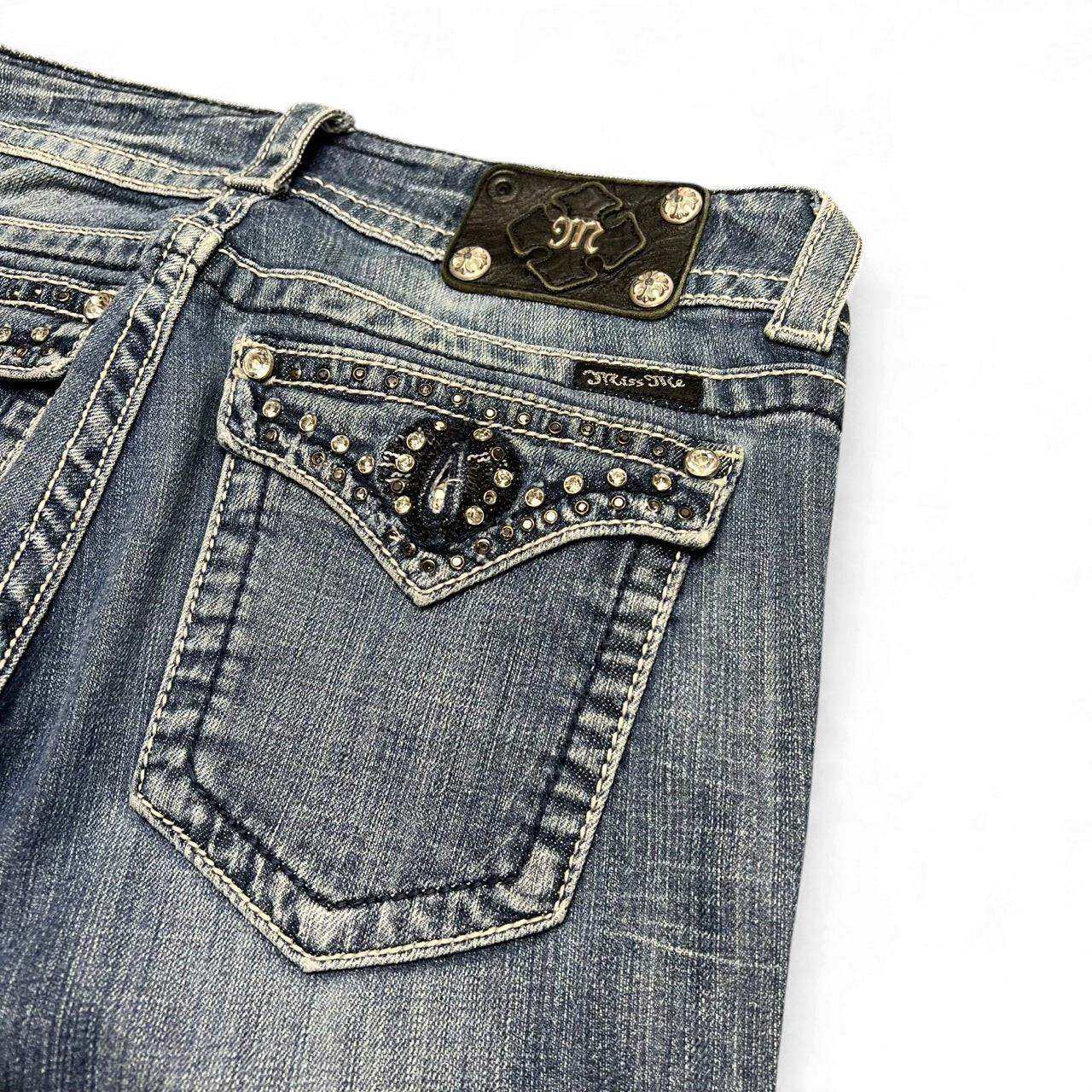 TWC Vintage Miss Me Bootcut Jeans in Blau mit verzierten Gesäßtaschen, Strasssteinen und Leder-Label-Patch.