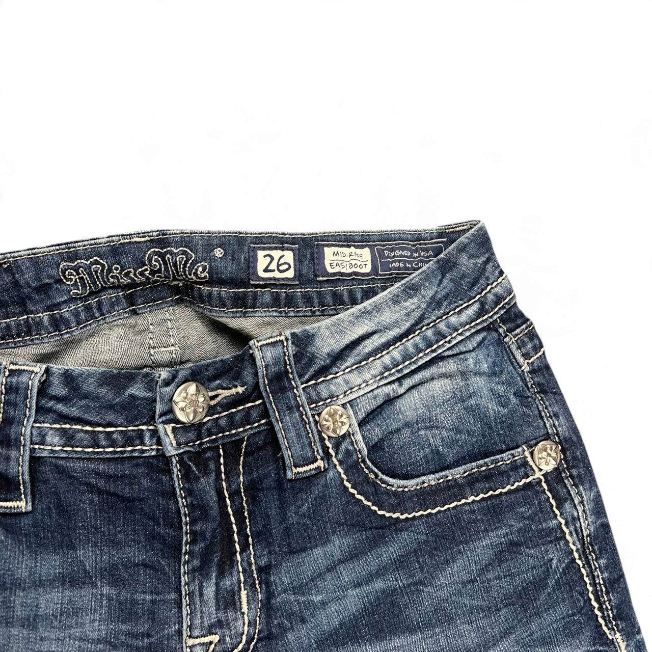 TWC Vintage Miss Me Bootcut Jeans in Dunkelblau mit auffälligen Ziernähten und silbernen Knöpfen