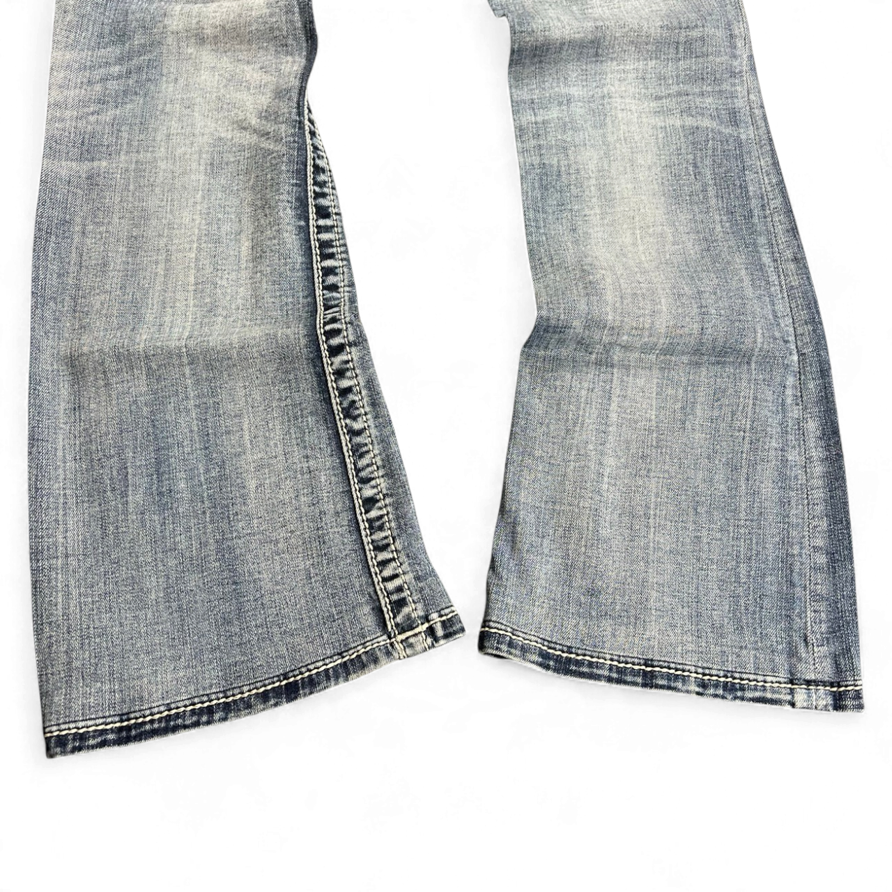 TWC Vintage Damen Miss Me Bootcut Jeans in verwaschenem Blau mit markanten Ziernähten am Beinabschluss