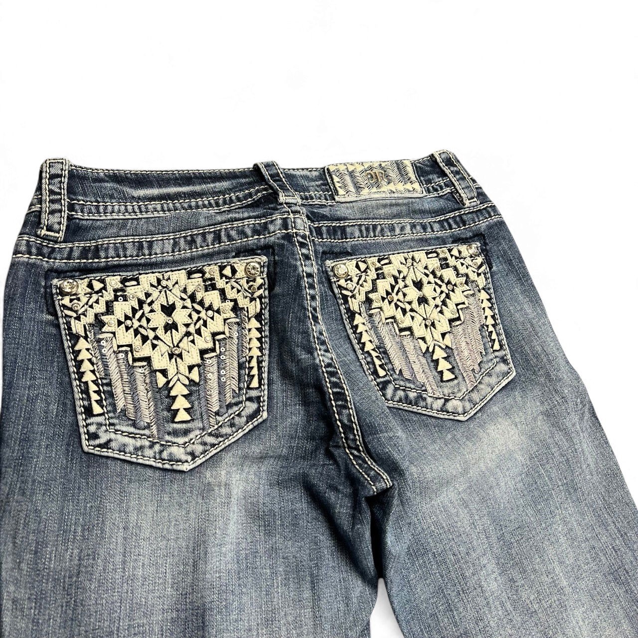 TWC Vintage Miss Me Bootcut Jeans in Blau mit aufwendig bestickten Gesäßtaschen und Ziersteinen
