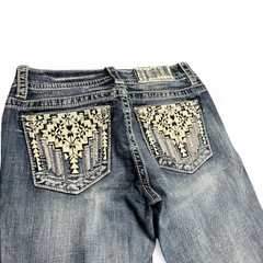 TWC Vintage Miss Me Bootcut Jeans in Blau mit aufwendig bestickten Gesäßtaschen und Ziersteinen