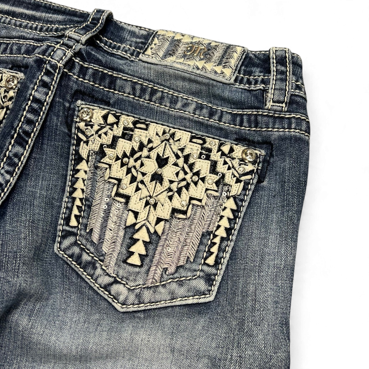 TWC Vintage Damen Miss Me Bootcut Jeans mit aufwendig bestickten Gesäßtaschen, Nieten und geometrischem Muster