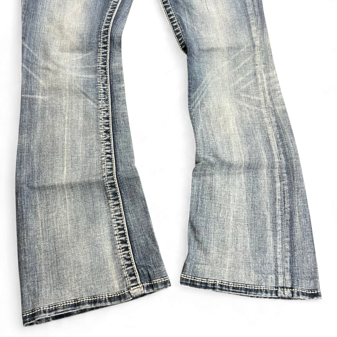 TWC Vintage Damen Miss Me Bootcut Jeans in verwaschenem Blau mit markanten Ziernähten am Beinabschluss