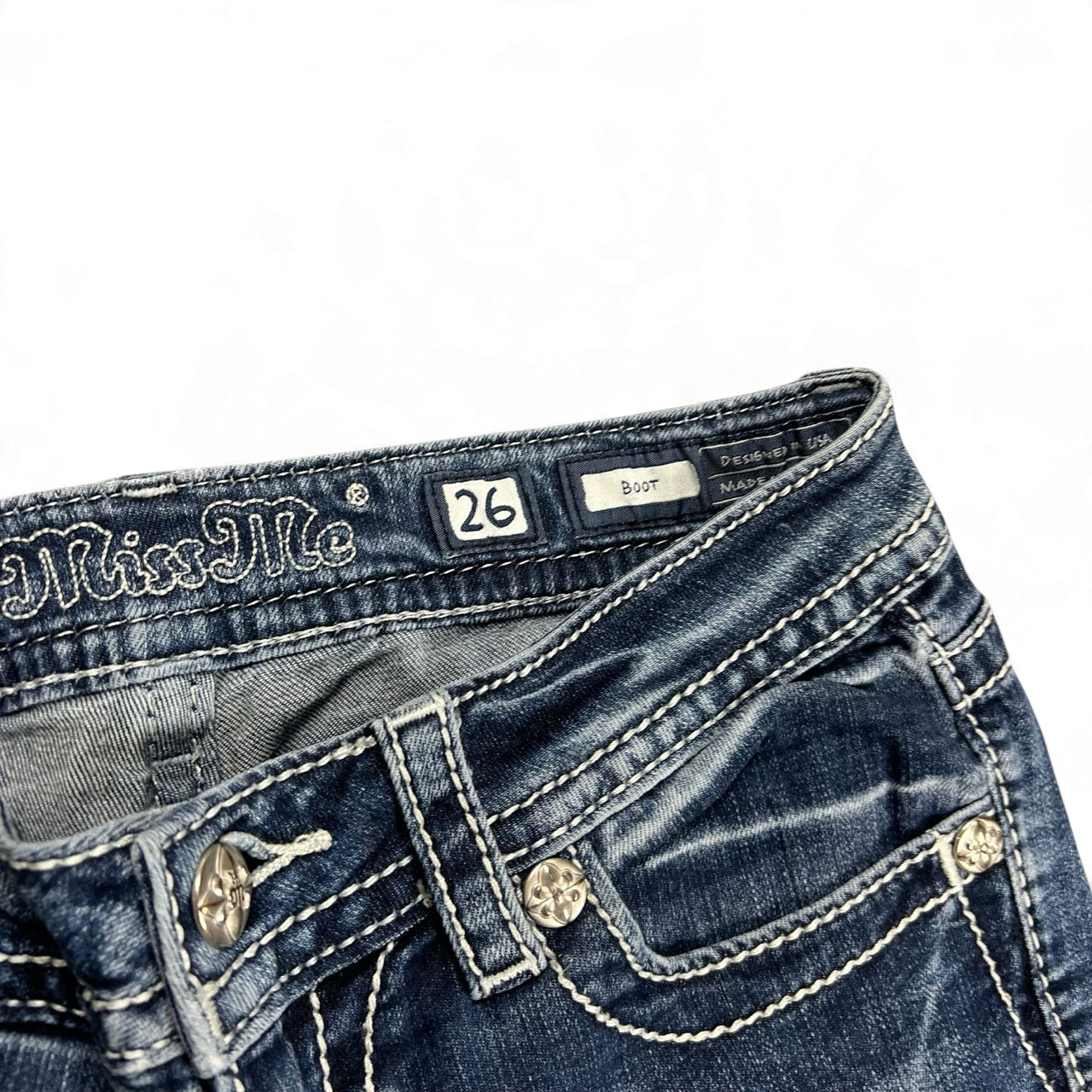 TWC Vintage Miss Me Damen Bootcut Jeans in Dunkelblau mit auffälligen Ziernähten und Logo-Label am Bund
