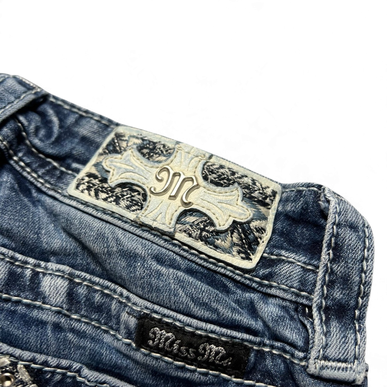 TWC Vintage Miss Me Damen Bootcut Jeans mit dekorativem Lederpatch und Metalllogo am Bund in verwaschenem Blau