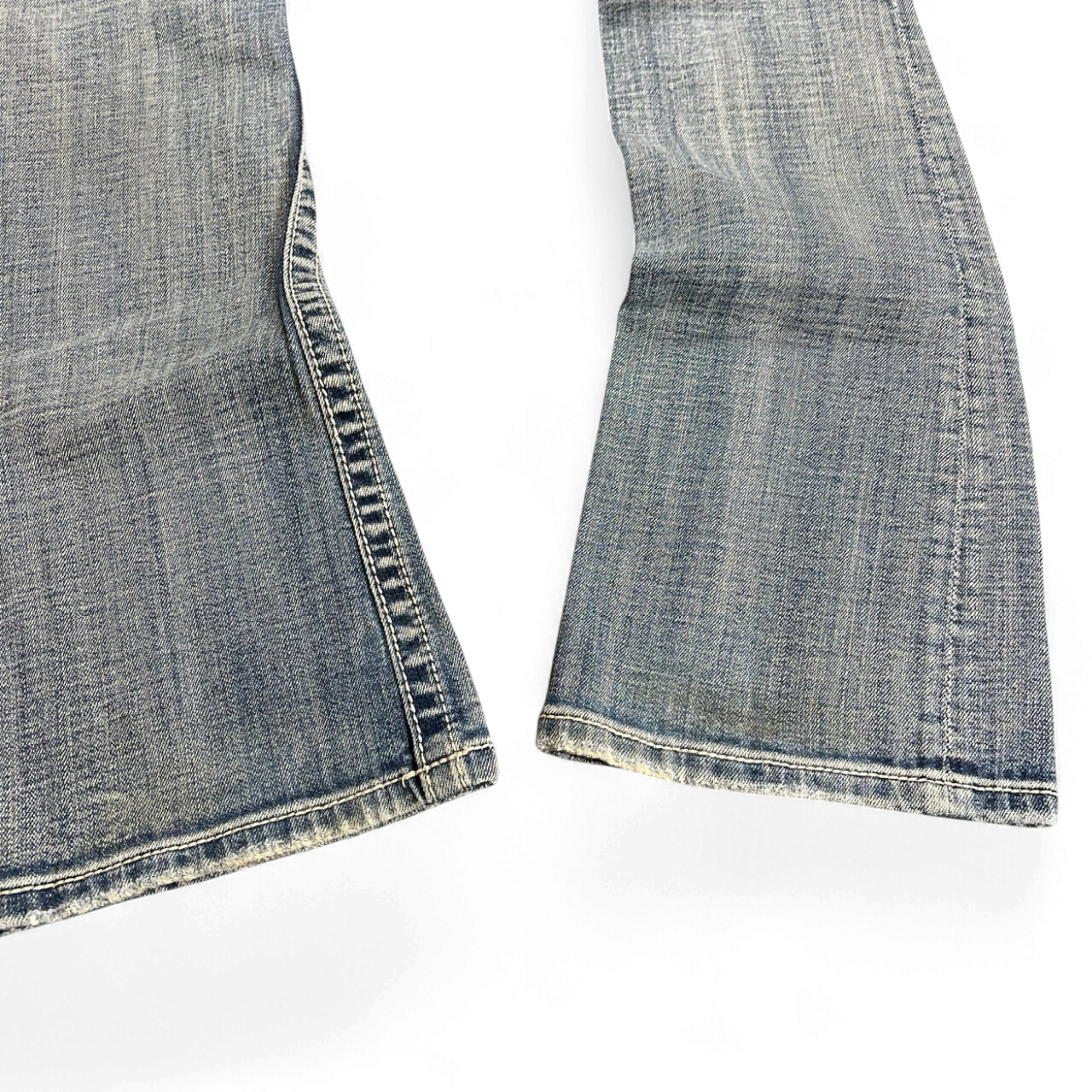 TWC Vintage Damen Miss Me Bootcut Jeans in verwaschenem Blau mit sichtbaren Nähten und ausgefransten Säumen