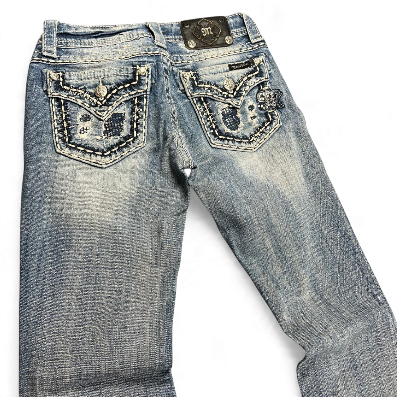 TWC Vintage Miss Me Damen Bootcut Jeans in verwaschenem Blau mit aufwendig verzierten Gesäßtaschen und Strasssteinen