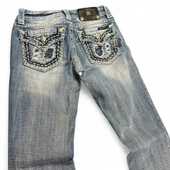 TWC Vintage Miss Me Damen Bootcut Jeans in verwaschenem Blau mit aufwendig verzierten Gesäßtaschen und Strasssteinen