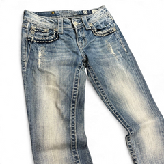 TWC Vintage Miss Me Bootcut Jeans in blau mit Used-Look, Ziernähten und Strasssteinen an den Taschen