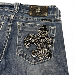 TWC Vintage Damen Miss Me Bootcut Jeans in Blau mit bestickter Fleur-de-Lis Gesäßtasche und Leder-Patch