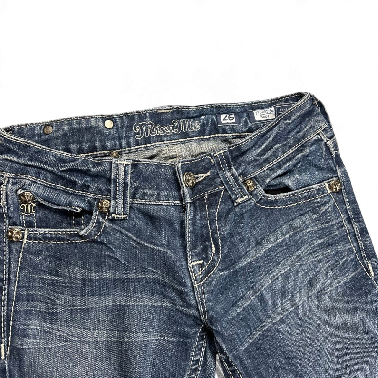 TWC Vintage Miss Me Damen Bootcut Jeans in Blau mit Ziernieten und heller Waschung