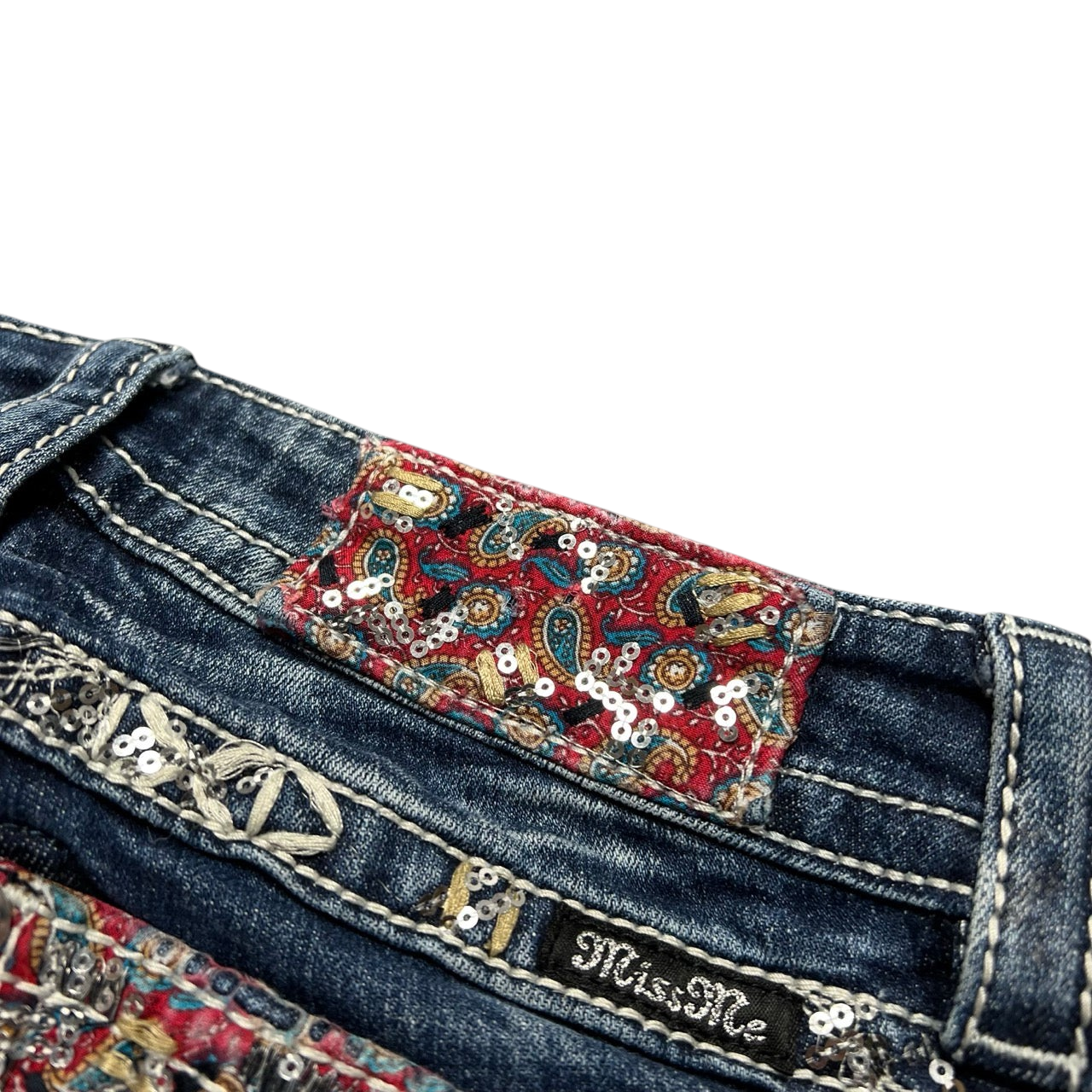 TWC Vintage Miss Me Damen Bootcut Jeans mit rotem Paisley-Muster, Pailletten-Details und Ziernähten