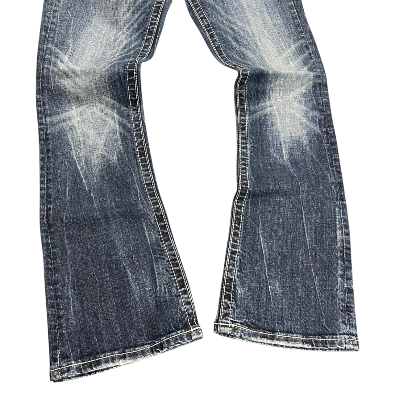 TWC Vintage Miss Me Bootcut Jeans in verwaschenem Blau mit Paisley-Details und ausgefransten Säumen