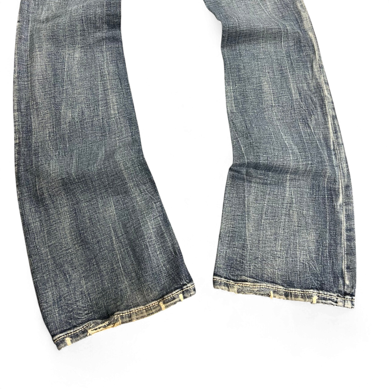TWC Vintage Miss Me Bootcut Jeans in verwaschenem Blau mit ausgefransten Beinabschlüssen
