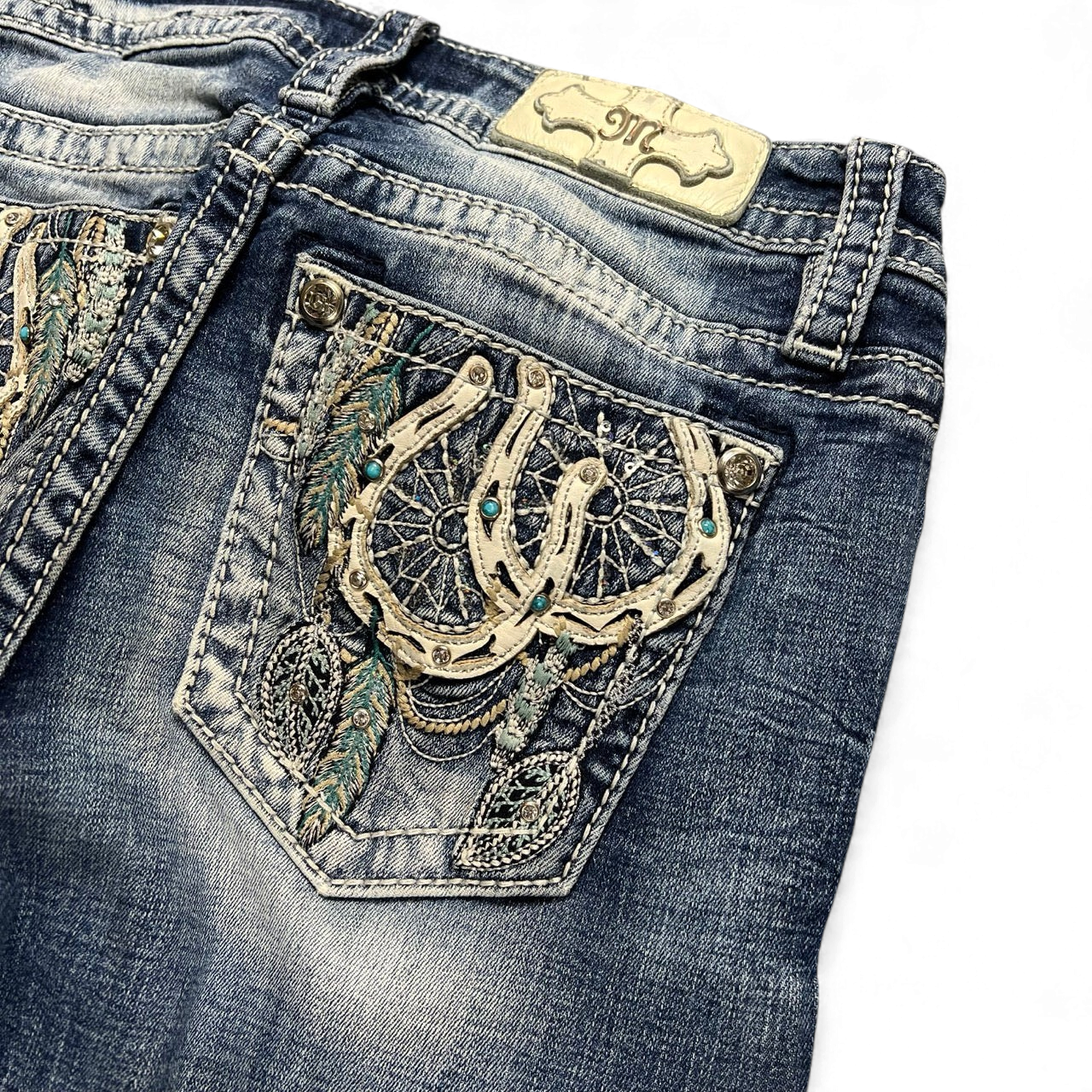 TWC Vintage Damen Miss Me Bootcut Jeans mit aufwendig bestickten Gesäßtaschen und Strasssteinen in Blau
