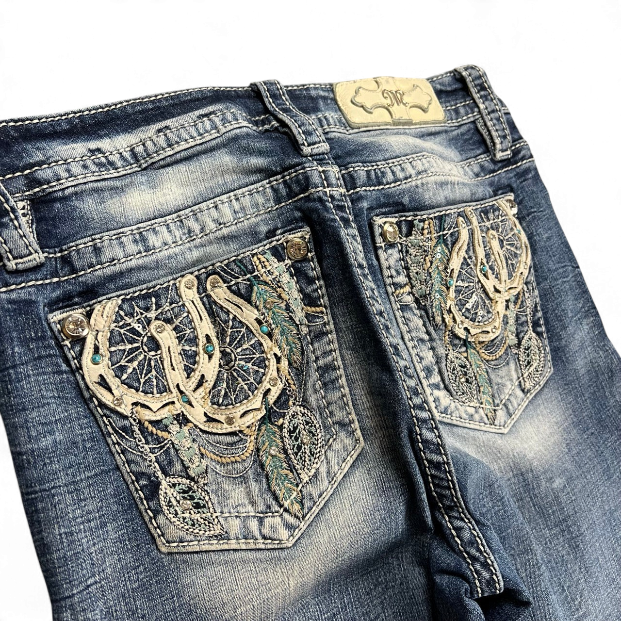 TWC Vintage Miss Me Bootcut Jeans mit aufwendiger Stickerei und Strasssteinen auf den Gesäßtaschen in Blau
